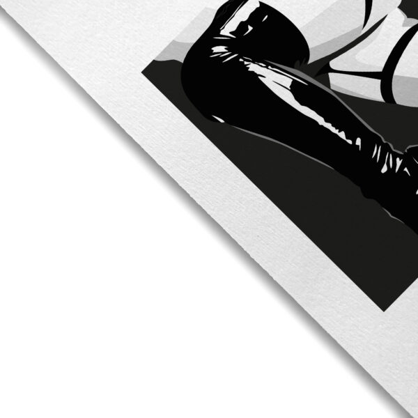 Quand le cuir épouse la peau et que chaque reflet devient une promesse - Illustration érotique noir et blanc – Image 2
